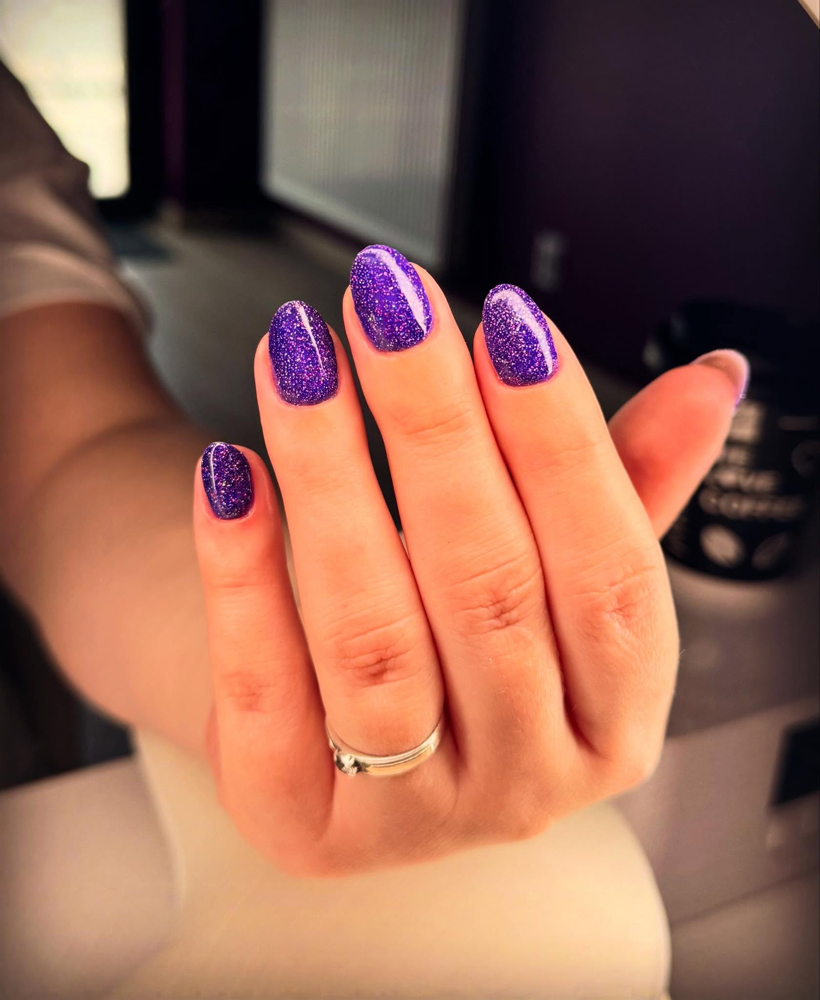 Fioletowy manicure z połyskującym brokatem